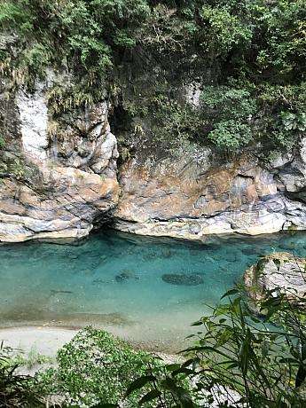 砂卡礑歩道の大理石の巨岩を間近に見る