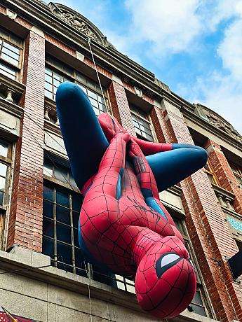 迪化街十連棟の向かいに設置されたスパイダーマンのオブジェ