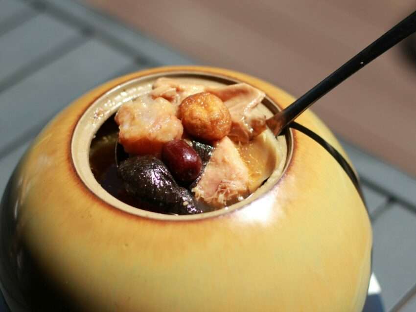 台湾の宴会料理・佛跳牆。壺に入った具だくさんの高級煮込み料理