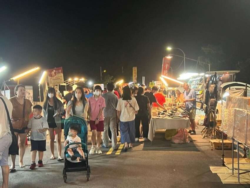 梧棲夜市の夜の屋台通り、T字型の歩行者天国の様子