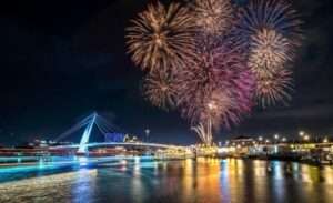 淡水漁人碼頭の夜間花火ショー。花火が水面に映り込んでいます