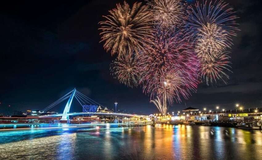 淡水漁人碼頭の夜間花火ショー。花火が水面に映り込んでいます