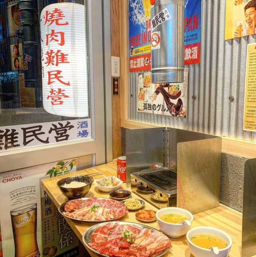 燒肉難民營の店内。一人一炉の焼肉テーブルが並び、日本の居酒屋を思わせる雰囲気