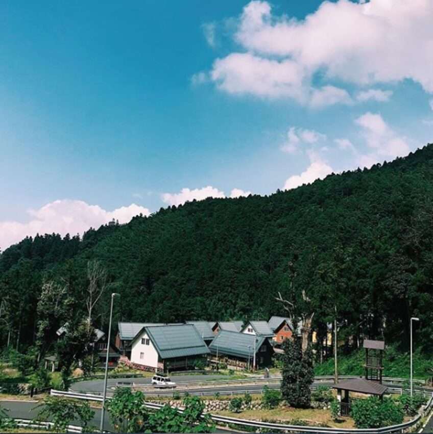 多林駅付近の山間の様子