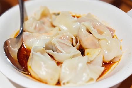 鼎泰豊のチャーハンをはじめとした料理が並ぶテーブルの様子。年越し前夜に信義区で楽しむ台湾グルメ