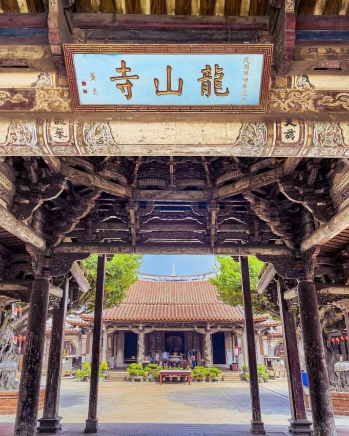 鹿港龍山寺の詳細彫刻