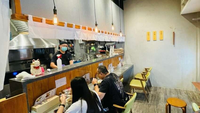 フクヤラーメンのベジタリアンラーメン近景、濃厚な金色のスープ