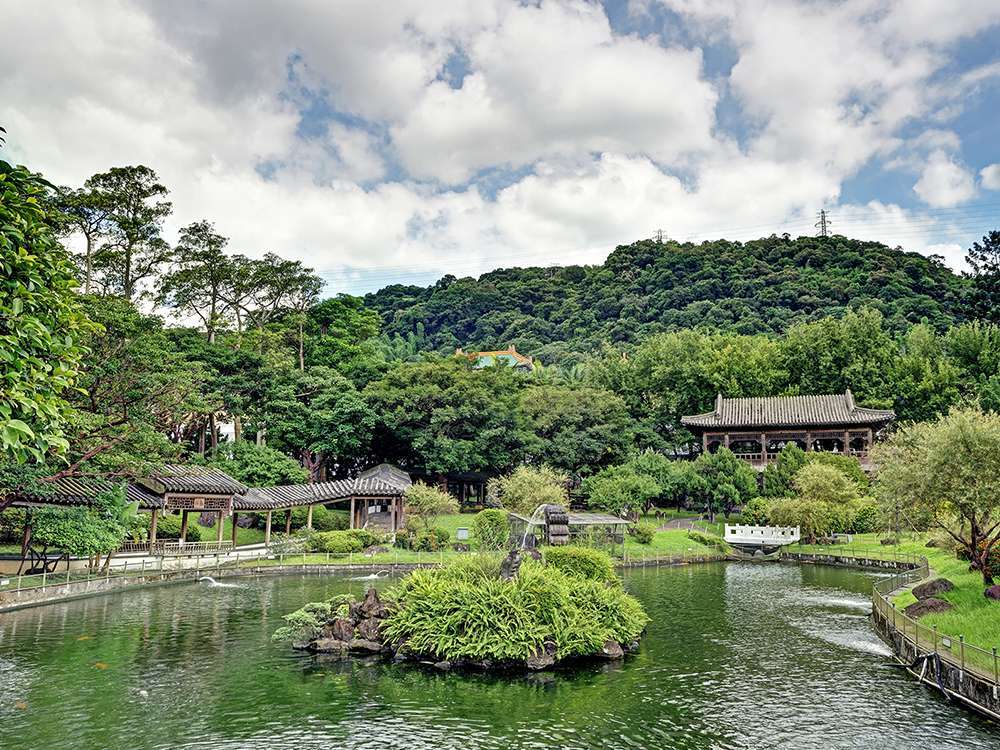 至善園の中国式庭園。池と亭(あずまや)が並ぶ静かな空間