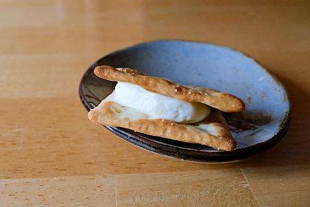 佳賓餅家のネギクラッカーにふんわりとしたヌガーが挟まれた牛軋餅