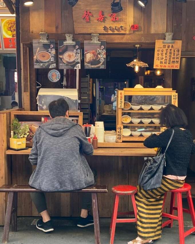 豐原廟東夜市の伝統的なグルメ屋台、昔ながらの台湾料理のクローズアップ