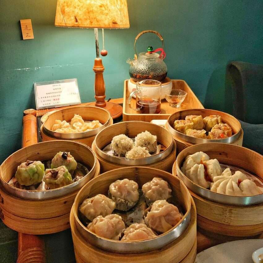 裁縫師深夜咖啡館の店内。レトロでロマンチックな内装と、テーブルに置かれた蒸籠の点心