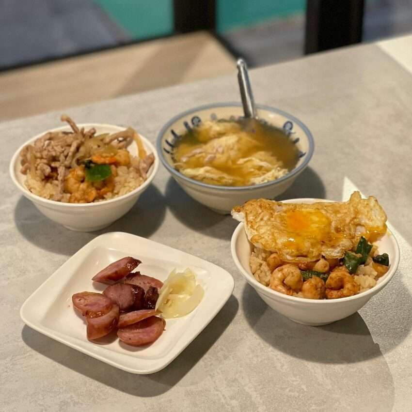 矮仔成蝦仁飯。白いご飯の上に新鮮なエビが並び、スープが鮮やかな一品