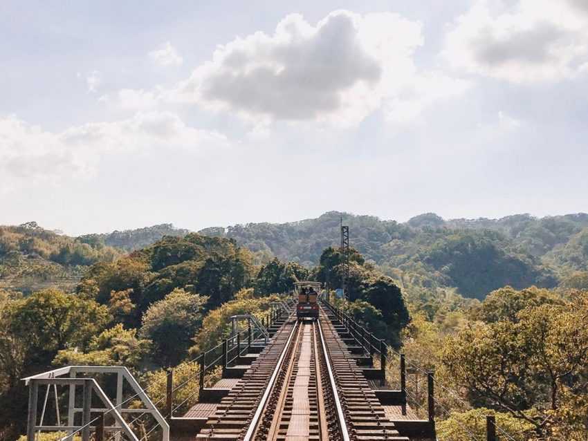 ルートBの鉄道風景。遠方に連なる山並みが見えます