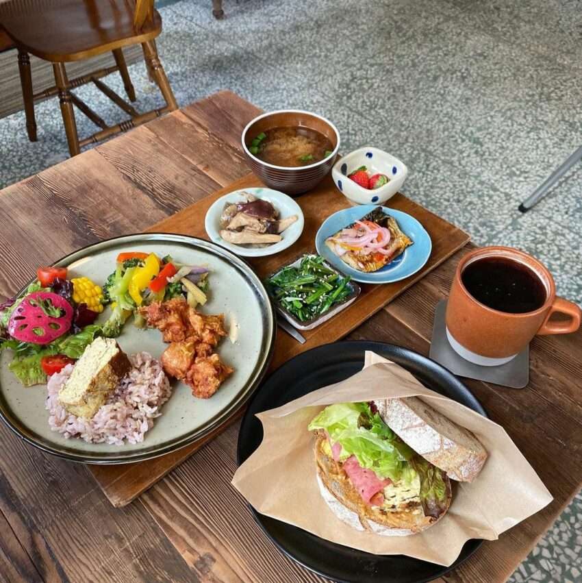 早晨小姐のカフェメニューと内装