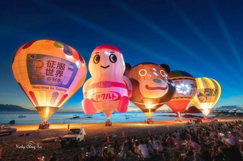 台東熱気球カーニバルの夜間光彫音楽会。鹿野高台で熱気球が光を放ち夜空を彩る