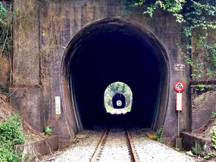 旧山線の4号・5号・6号連続トンネルの出口。光が差し込む独特の景観