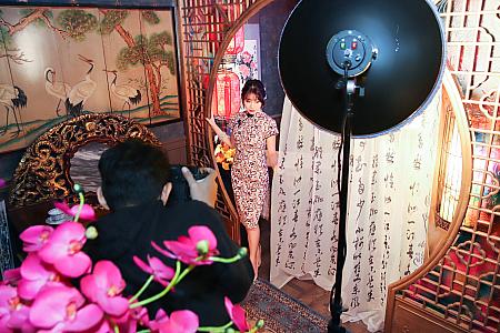 チャイナドレスに合わせたレトロなテーブルセットでの撮影