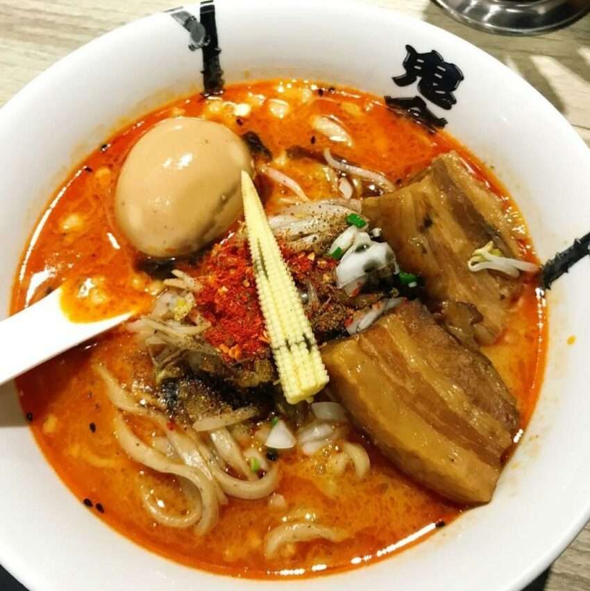 鬼金棒拉麺の辛味麺。赤いスープが視覚的なインパクトを与える
