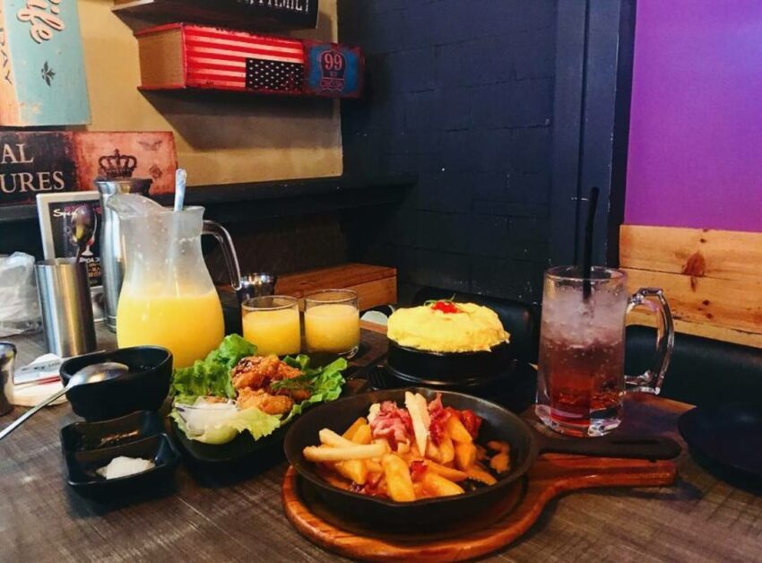 Broccoli Beer 韓国餐酒食堂の韓国料理とビール。賑やかな雰囲気の中で複数人が食事を楽しむ様子