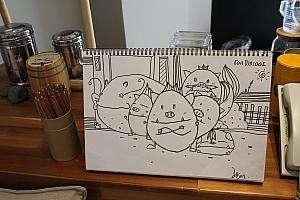 宿泊客が描いてくれたというイラストが飾られたロビー空間