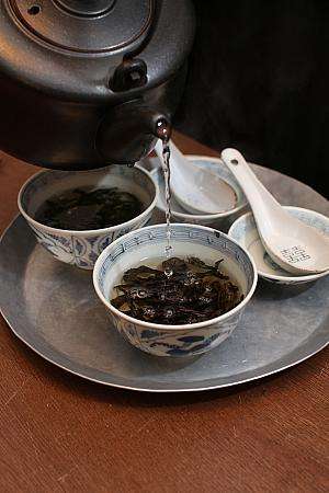 台湾茶の種類を並べた紹介画像。凍頂烏龍茶・蜜香紅茶・阿里山烏龍茶など多彩な銘柄が一堂に。