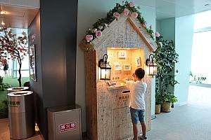台北101展望台フロアで制震ダンパーを見学する様子