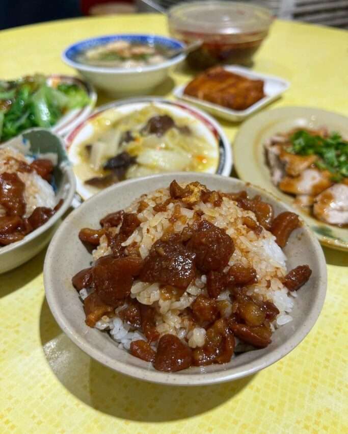 台湾の定番料理・魯肉飯。豚そぼろと煮卵が白ご飯の上にのった一皿