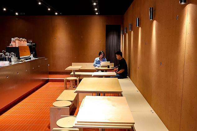 赤レンガのフロアとステンレスカウンターが印象的なMuhei Bakeryの店内