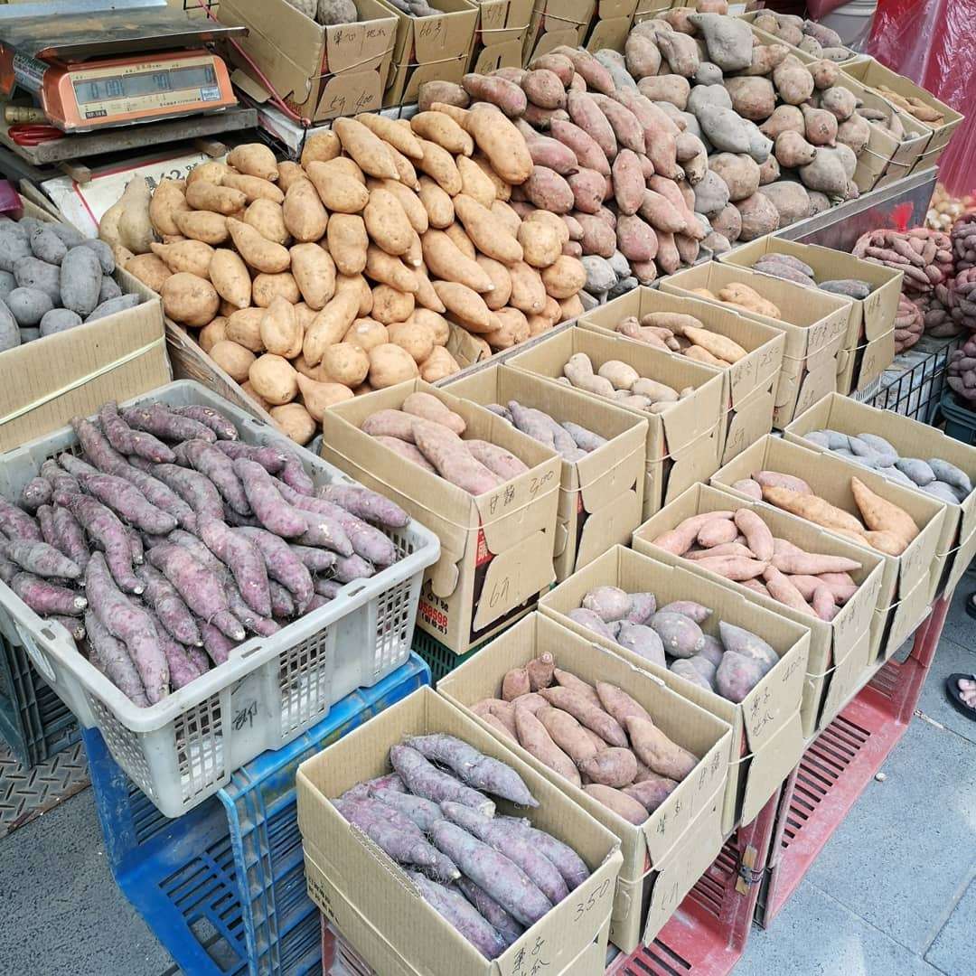 金山老街のさつまいも関連商品の陳列