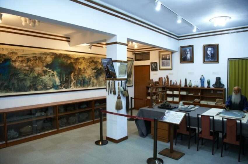 張大千先生記念館の展示室。晩年の作品と書簡が並ぶ