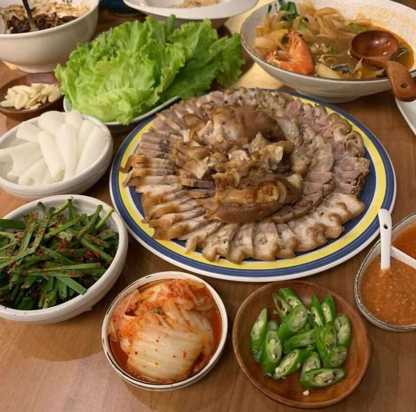 韓華園の韓国料理。伝統的な韓国家庭料理が豊富に並ぶ