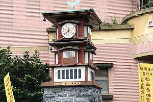 MRT松山駅周辺に設置された松山道後温泉しあわせ坊っちゃんカラクリ時計のモニュメント