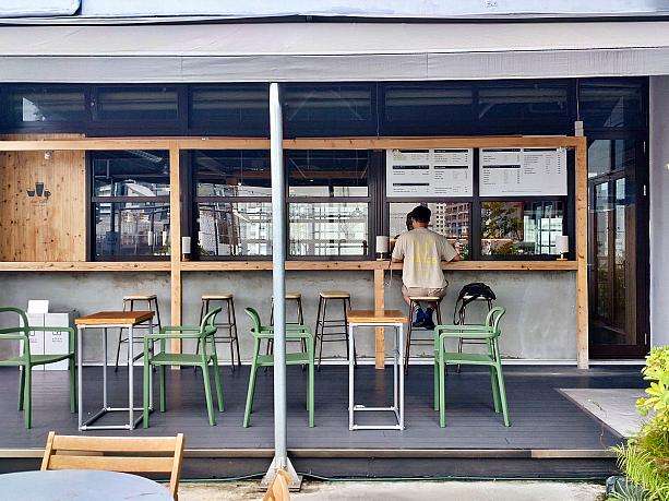 同ホステルの15階フロントと誠品生活のエレベーター案内