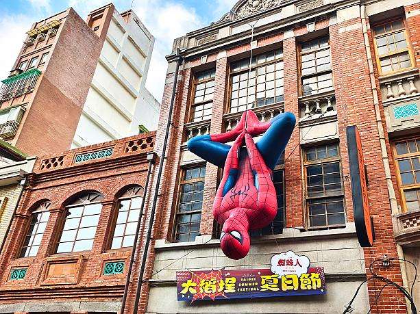 大稻埕・迪化街らしいバロック建築にスパイダーマンが溶け込んでいる様子