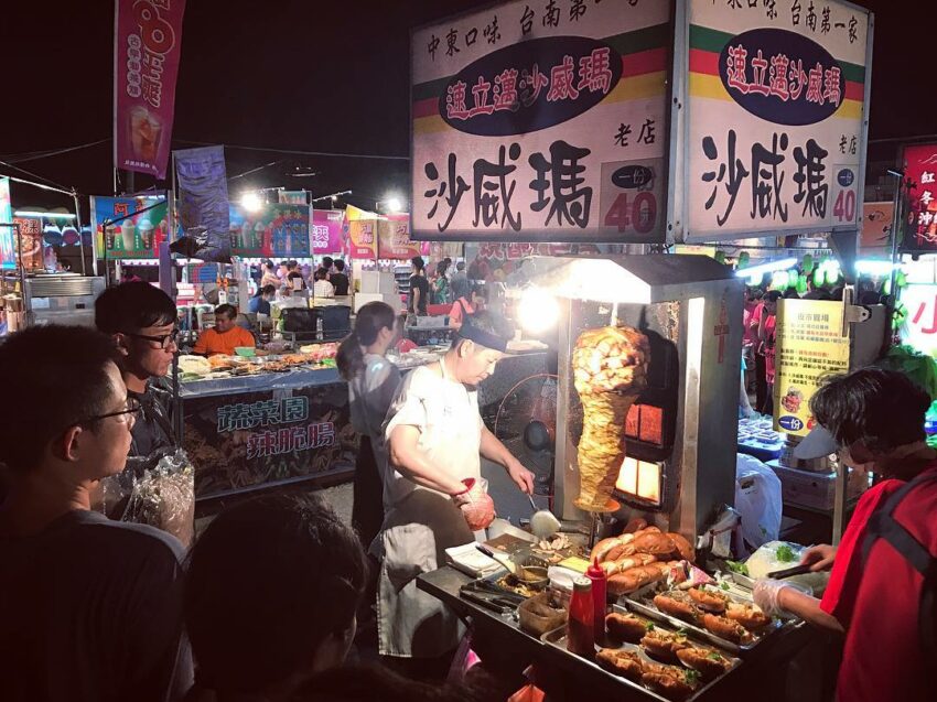 速立邁沙威瑪の屋台。大きな肉の塊がロースターの前でゆっくり回転している
