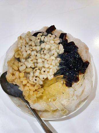 龍都冰菓專業家のトッピング4種かき氷。豆類や芋圓などが盛られた台湾伝統スタイル