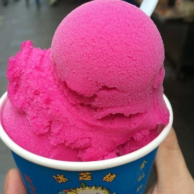 金山冰芝林の3球アイスクリーム、カラフルなフレーバーがコーンに乗っている