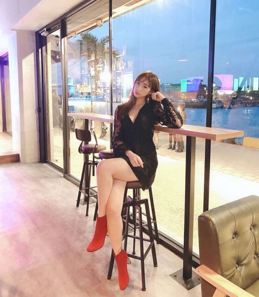 Pier Salon & Bar碼頭沙龍餐酒館の室内。バーカウンターとサロン風の座席が融合した独特の空間デザイン