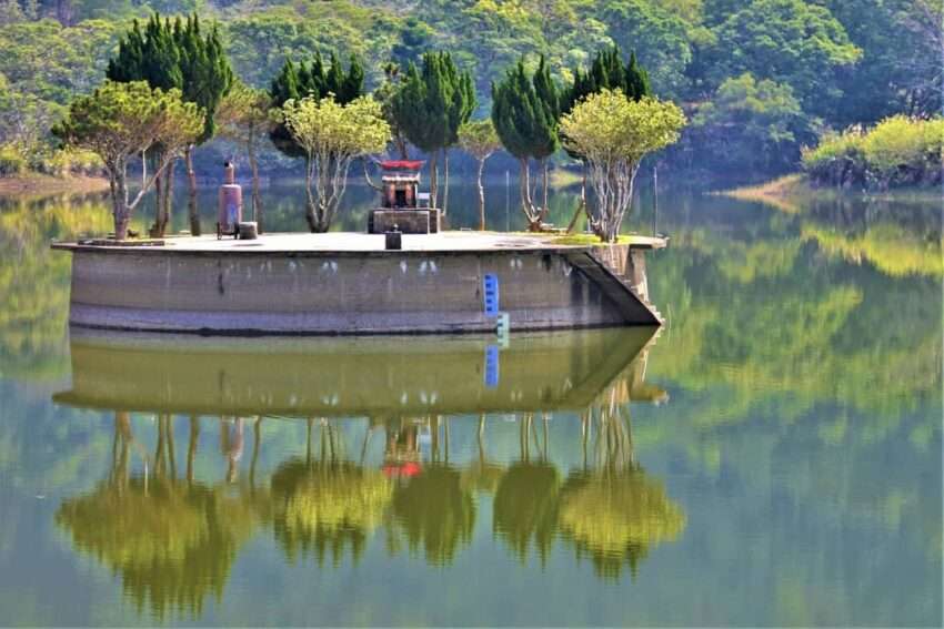 新福圳一号池の中央に建つ水中土地公廟(屢豐宮)の全景