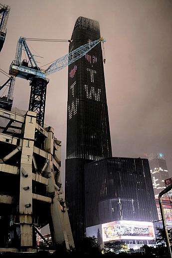台北天空塔 The Sky Taipeiの外観。台北101近くに位置する商業施設で、年越しカウントダウンイベントが開催される