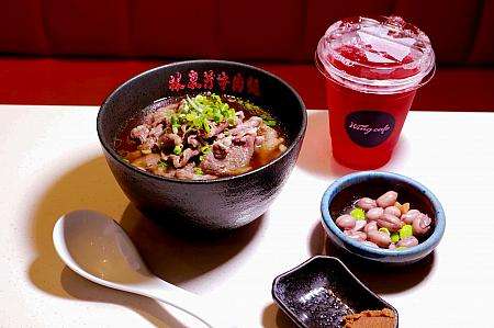 林東芳牛肉麵の空港限定メニュー「牛小排牛肉麵套餐」