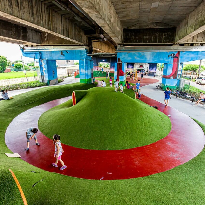桃園 室内観光 国道2号高架下公園の半屋外休憩スペース。遊具と緑地が広がる
