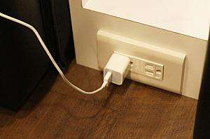 マッサージチェアの下の充電プラグ