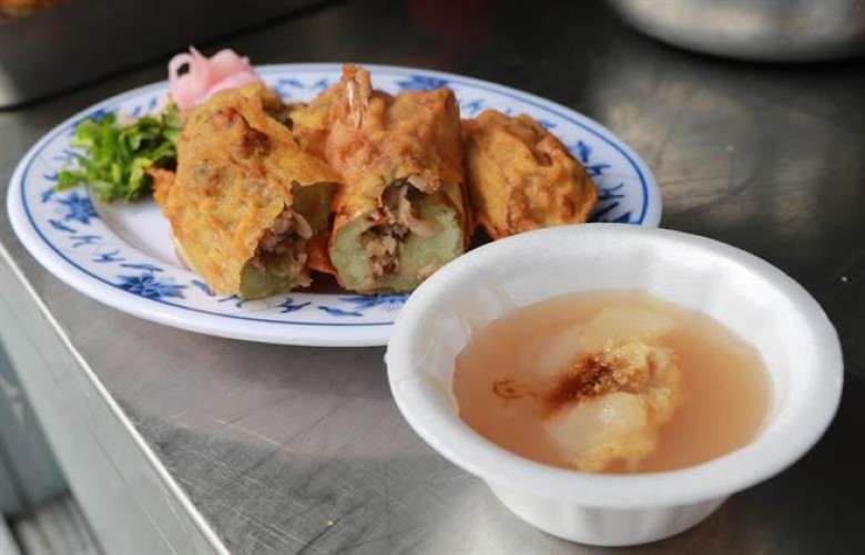 廟口の蚵嗲。金色に揚がった外皮がサクサクで、中にカキと野菜がたっぷり入っている