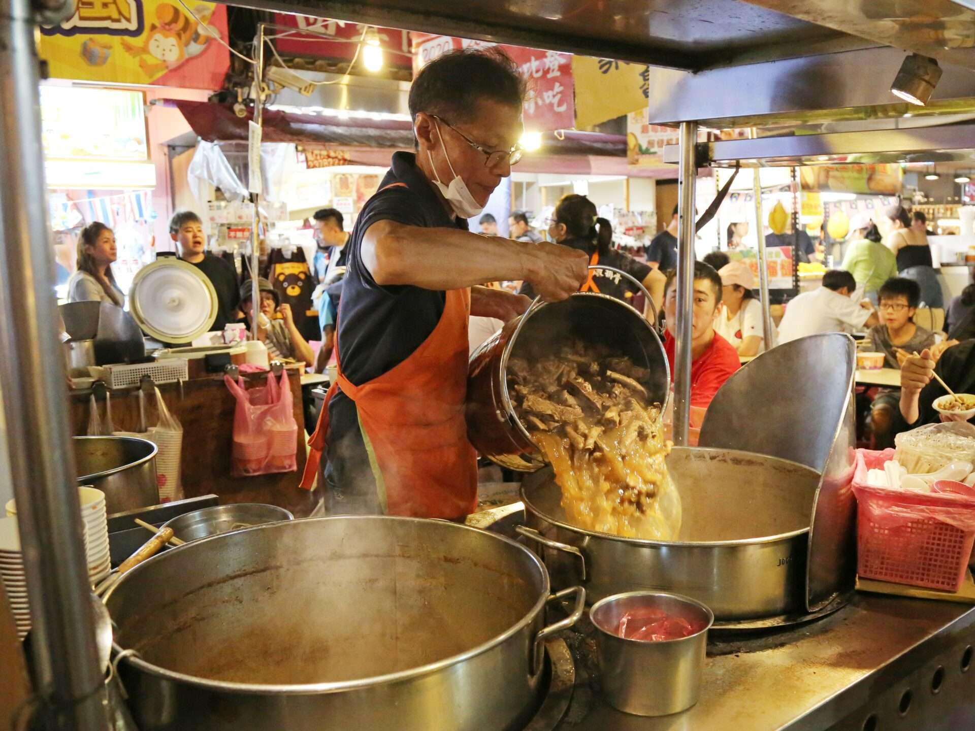 士林夜市の賑やかな屋台エリア