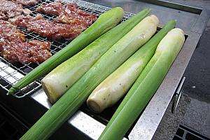 台湾中秋節の路上バーベキュー風景。家族や友人が集まって豪快に焼き物を楽しむ