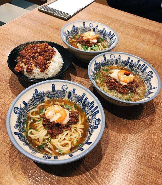 台南発祥の擔仔麵。黄色い細麺とエビが盛られた小ぶりの一杯