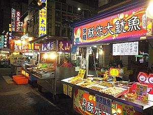 六合夜市へ徒歩でアクセス可能であることを示す道案内