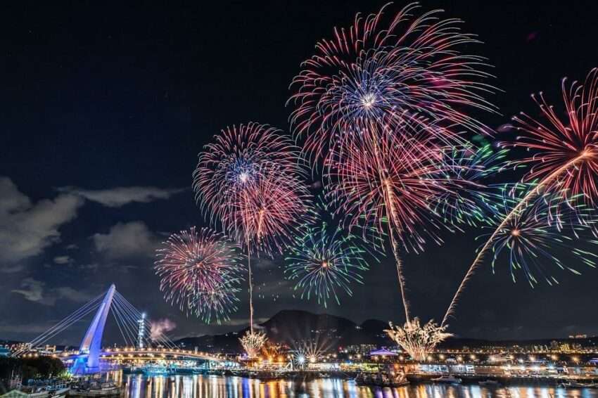 淡水漁人碼頭の夏イベント。桟橋沿いで夕日を眺める観光客の様子