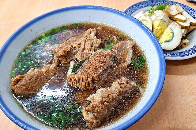 台北の済南牛肉麺、透き通ったスープと柔らかい牛肉